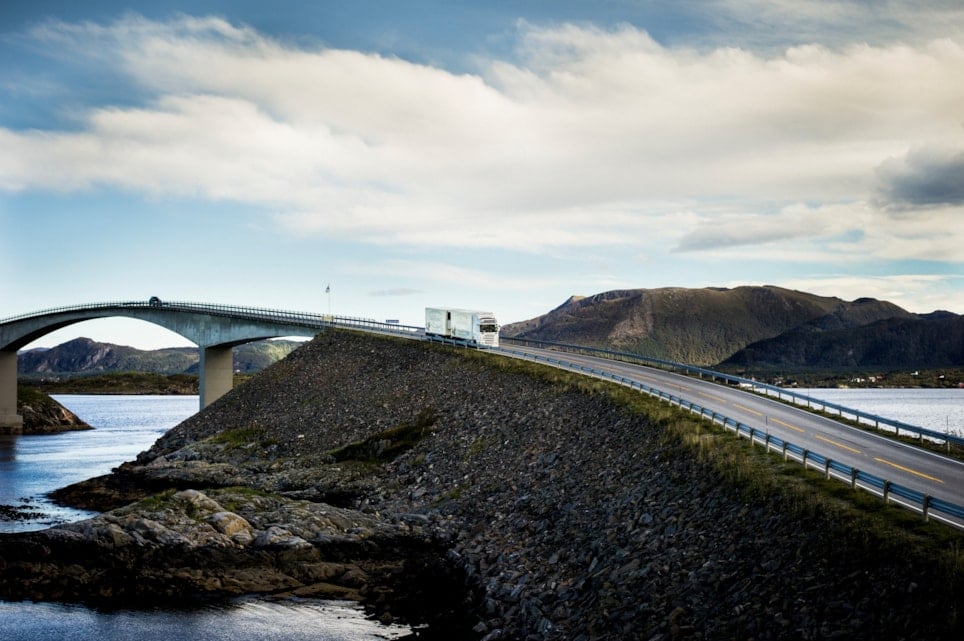 Vi som bor i Vestland er blant de beste på elektrifisering i verden. For få år siden var elbiler en kuriositet. Kort tid etter er vi i verdenstoppen i bruk av elbil, samtidig som både ferger, båter, busser og taxier elektrifiseres i et voldsomt tempo.  Men fortsatt er det store steg som må tas for at mer av transporten på sjø, vei og i luft går på fornybar energi. Og det neste som må gjøres nå er å bygge god infrastruktur for grønn tungtransport!  Selv om nærmere 90 prosent av de nye personbilene er elbiler i fylket vårt, vil du dessverre se få lastebiler som kjører med fornybart drivstoff på vestlandsveiene enda. Omtrent én tredel av utslippene i Vestland kommer fra veitrafikk og sjøfart. Potensialet for å få ned utslippene på dette området er derfor veldig stort.  Mens de som kjører personbiler lett finner hurtigladere, er det ikke tilrettelagt for tungtransport som gjerne trenger mer ladeeffekt og areal. NHO Vestlandet mener fylkeskommunen må ta en fremoverlent rolle sammen med statlige aktører, kommunene og næringslivet i vest – men denne gangen for grønn tungtransport.  Regjeringen har mål om at én av to nye lastebiler skal være utslippsfrie i 2030. Derfor haster det å få på plass et helhetlig ladenettverk og infrastruktur for tungtransport. I nasjonal ladestrategien som nettopp ble lansert, ber Regjeringen om at Statens vegvesen, Nye Veier og Enova går i gang med å utarbeide en plan for ladestasjoner for tunge kjøretøyer langs riksveinettet som viser hvor og når det er behov for etablering. Planen skal være ferdig innen 1. juli 2023. Dette er lovende.  Samtidig er det viktig å sikre en helhetlig plan for Vestland fylke og igangsette de prosjekter man allerede vet skal prioriteres og er mulig å gå i gang med. På hovedtraseene mellom Øst- og Vestlandet burde prosjekteringen kunne starte allerede nå.  Mye av tungtransporten opererer også på kortere strekk. Vi har foreløpig et lite men potensielt raskt voksende marked for elektriske tunge kjøretøy i fylket vårt. Her er det «høna og egget»-problematikk og vi kan ikke forvente at aktører i logistikkbransjen fortsetter å bygge sine egne ladestasjoner, slik som ASKO og NorEngos i Arna. Derfor haster dette å få på plass.  Fylkeskommunen og statlige aktører bør gå i dialog med næringslivet slik at de reelle behovene blir avdekket raskt, enten det handler om ladetilbud i nærheten av byer og tettsteder, på godsterminaler, havner og andre steder det lastes og losses mye gods. I tillegg kan det være lurt å se på muligheter for felles ladestruktur for sjø og tungtransport.  Man må parallelt gå i dialog med kraftbransjen for å sikre tilgang på kraft og tilstrekkelig ladeeffekt i aktuelle områder, sørge for arealtilgang og fremme utvikling av eventuelle batteripakker som kan knyttes til å avlaste ladenett. Det er avgjørende at Enova tilbyr støtte etablering av ladeinfrastruktur for tunge kjøretøy i en tidlig fase frem til det er mulig å utvikle på kommersielle vilkår.  Nå må vi ta steget videre og få elektrifisert de store bilene i fylket. Skal det skje må det bygges ut ladestasjoner til lastebilene i et raskt tempo. Vi håper Vestland fylke i tett samarbeid med næringslivet og de utpekte statlige aktørene vil sette seg i førersetet når de store bilene skal bli grønne. Selv verdensmestere i elektrifisering må heve listen for å forbli best. Vi må gå fra strategi til utbygging raskt! 